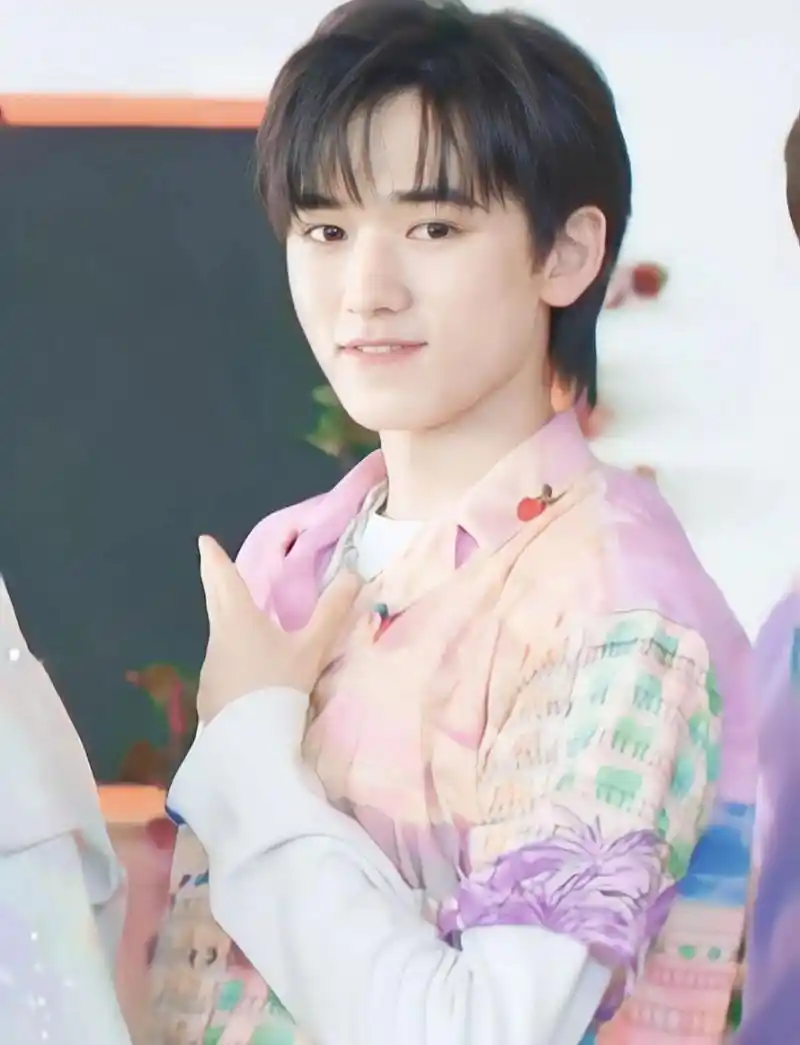 tnt时代少年团宋亚轩氛围感壁纸头像照片,"原来世界世界上真的有一个