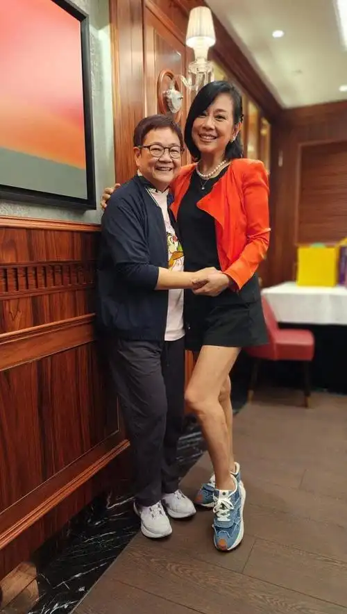 她竟然在一顿饭的时间里就对张铎大加夸赞,这说明陈松伶对她的"弟弟