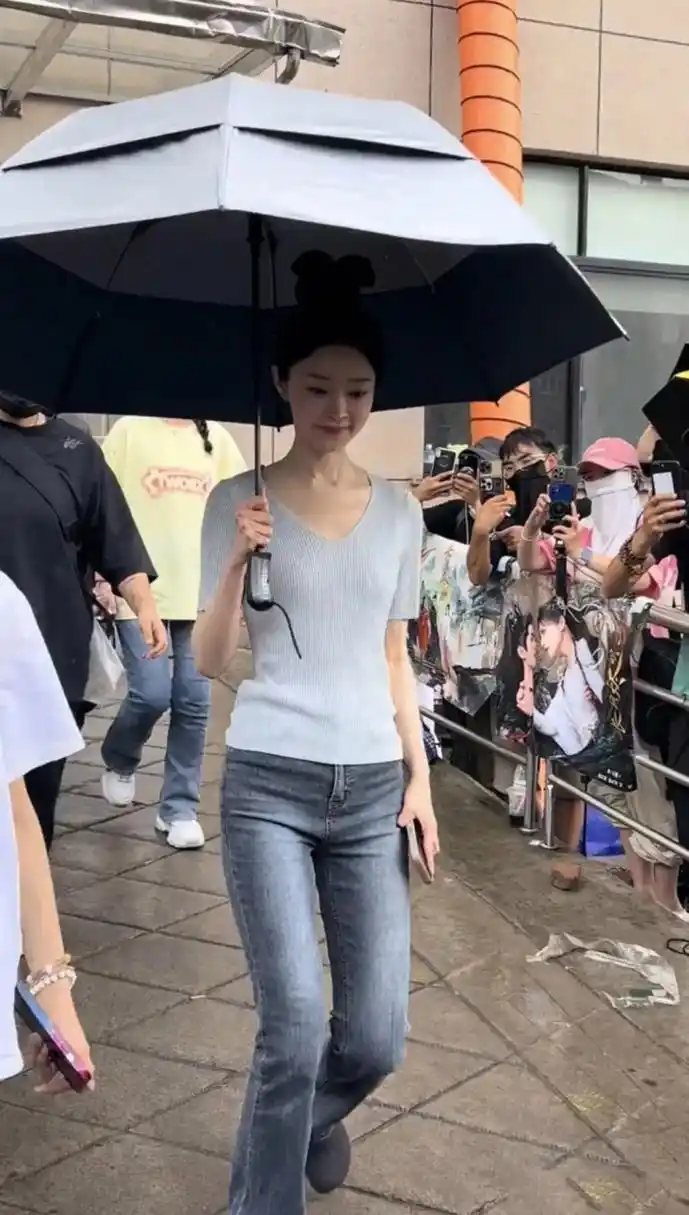 宋轶 又穿了丑丑的牛仔裤  钟爱各种丑丑的牛仔裤,别人穿可能会显土