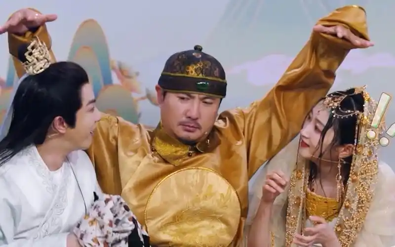 【王牌对王牌8】沈腾淋水比心护住华晨宇关晓彤