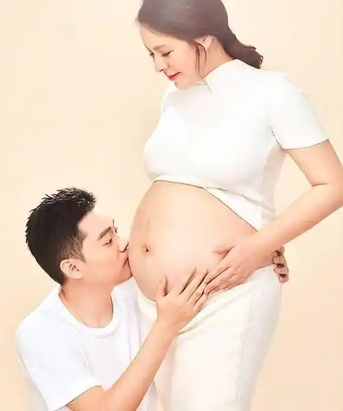 再来说说丁俊晖的妻子张元元,她比丁俊晖大6岁,但年龄并未成为他们