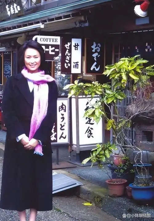 "第一青衣"左翎:59岁的她穿搭亮眼又减龄,妈妈们照穿很优雅