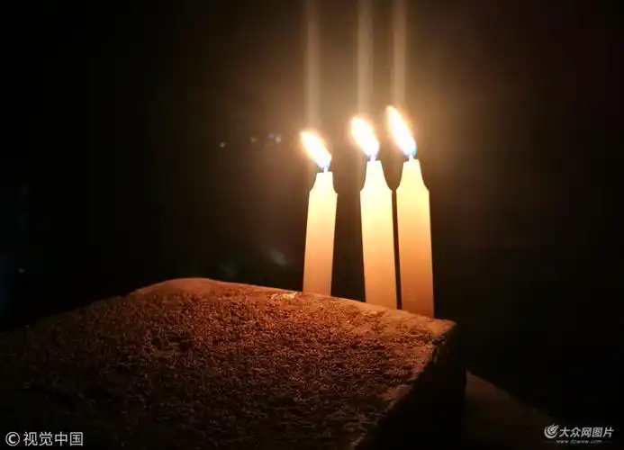 武侠泰斗金庸先生逝世襄阳城点亮蜡烛寄托哀思