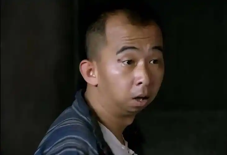 他被网友称为"中国第一丑星",7年赚到亿万身家,娶高挑美娇妻改善基因