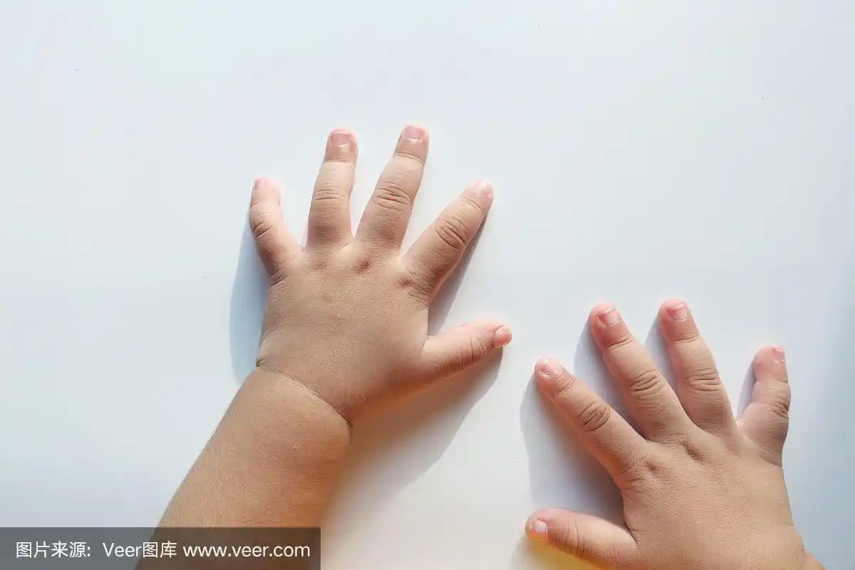 在白色背景上的婴儿的手的特写