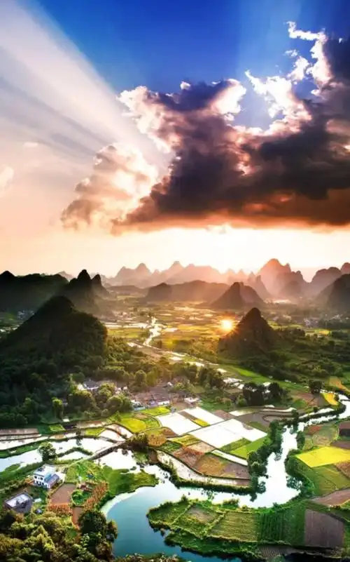 太阳早已从天边冉冉升起,把金色的阳光撒下大地