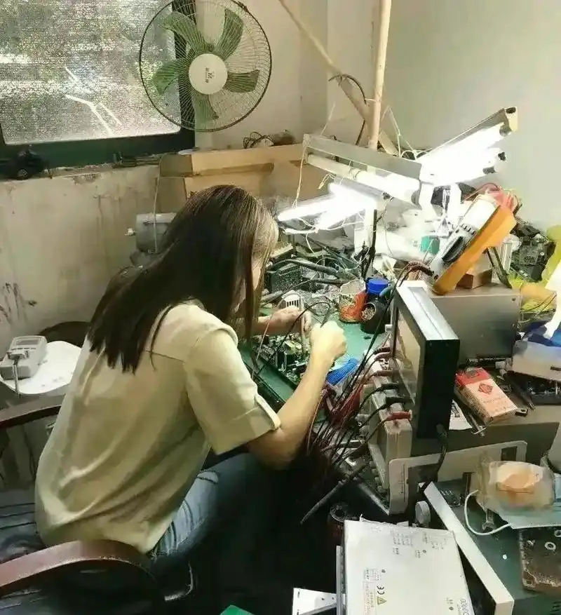 网友:在电子厂上班的美女,会有人娶她吗?