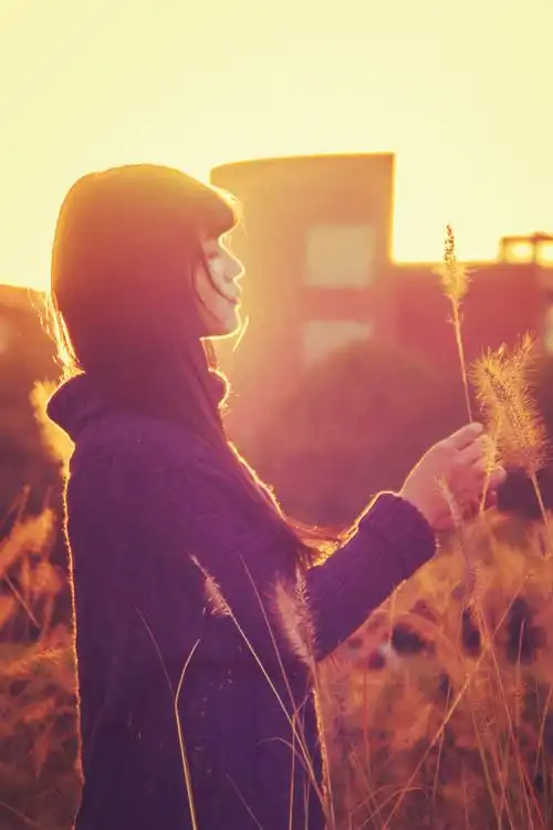 出镜:伍振湘 美术学院国画专业的安静女孩 有着一种淡淡忧伤的气质 在