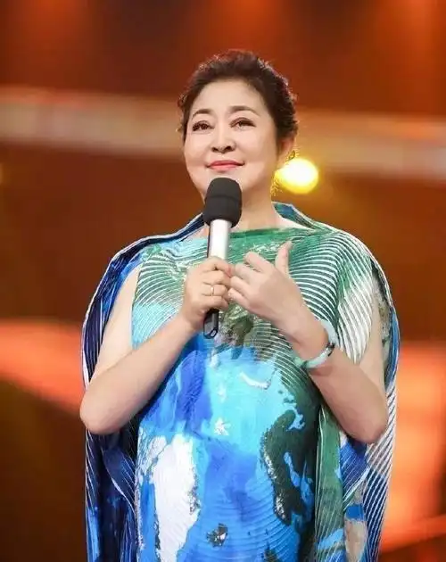 倪萍瘦下来美得真惊艳穿黑色西装优雅端庄气场足哪像60岁