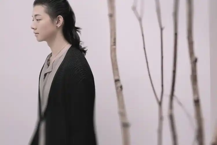 p>霍尊,1990年9月18日出生于上海,中国内地男歌手,音乐人,毕业于 a