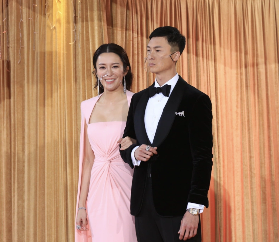 王浩信夺奖罕有感谢妻子,陈自瑶表情漠然先行离场,夫妻貌合神离