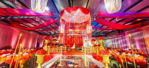 吉祥鸟带你走进一场农村大礼堂的婚礼布置,红色中国红