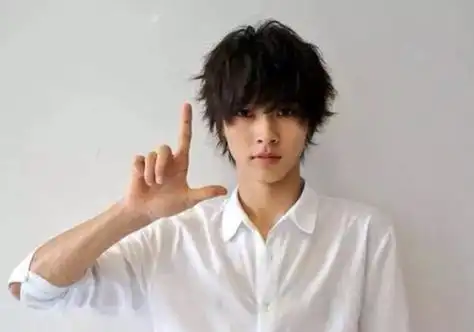 东京95后男生都喜欢包耳发型 20年日系文艺男生清新时尚短发烫发