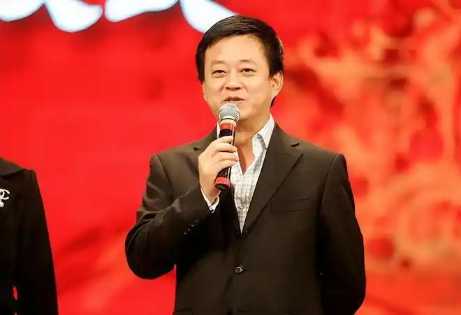 重获信任主持人朱军晒自拍回央视虽神色凝重但网友力挺