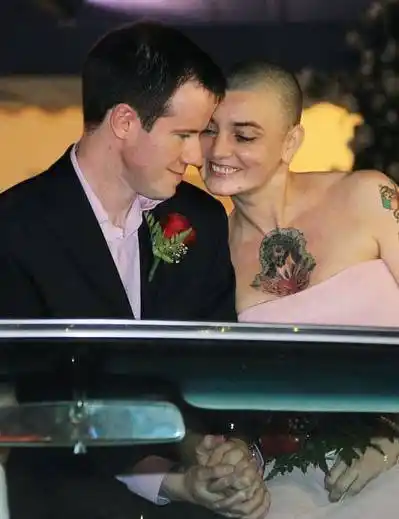 爱尔兰光头女歌手第四次结婚 曾拒绝演唱美国国歌