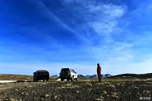 黄大师看着刚刚脱困的战车,静静地望着远方,目光坚毅.
