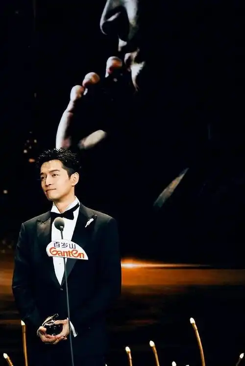 胡歌与妻子亲密近照上热搜:这松弛感,着实太让人羡慕了!