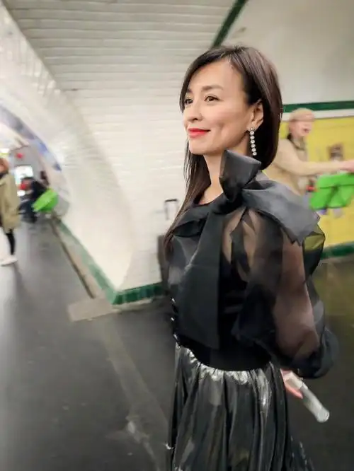 张庭是吃了防腐剂穿白裙宛如20岁少女与老公同框像两代人