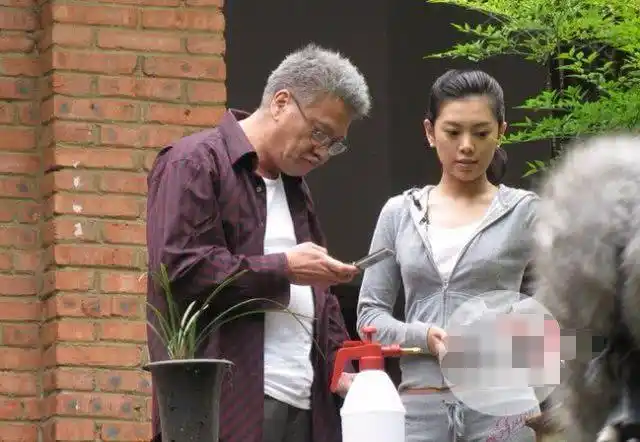 而且都非常漂亮,生了5个女儿,如今吴孟达的四个老婆,和孩子所有的生活
