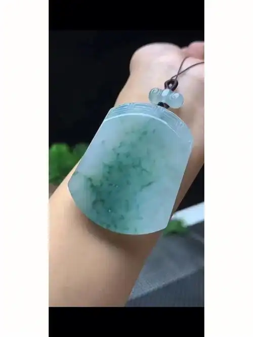 留给你无限想象可能,雕工精细,线条非常流畅#翡翠无事牌