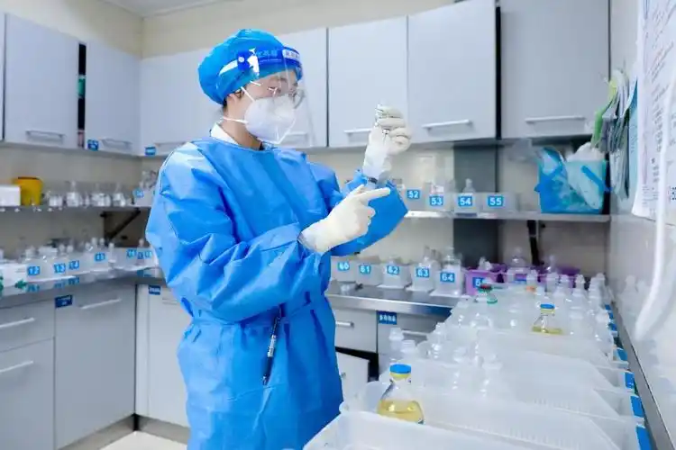 护士董倩为患者配药中