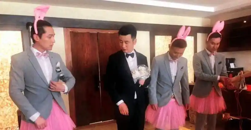 在演艺圈有着"最佳伴郎"之称的胡歌,近日再次去了国外担任好友的伴郎.