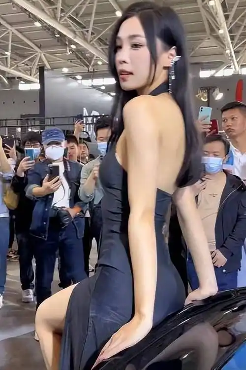 近看,这位车模有点撞脸林志颖的老婆陈若仪,本身陈若仪也是模特,但