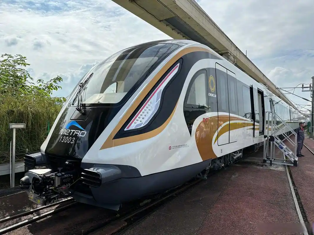 成都轨道交通13号线一期首列车在位于成都新津的成都中车长客轨道车辆