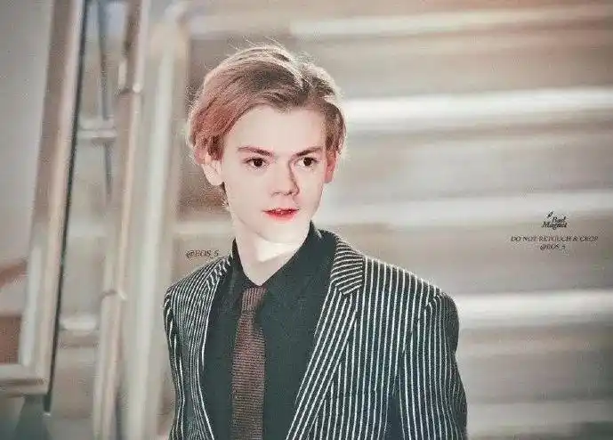 公开出柜美到雌雄同体溢出屏幕的少年感一首歌就能被他掰弯