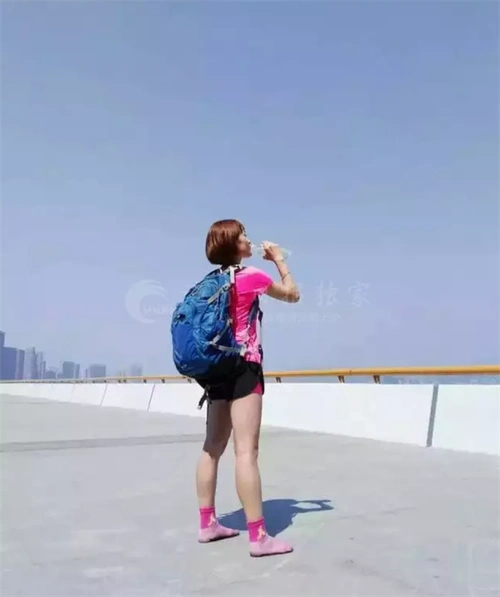 只穿袜子跑步穿越沙漠海宁这双剪不破刺不烂的袜子要逆天了