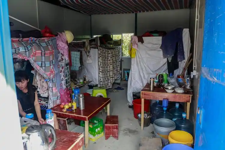 实拍建筑工地的真实生活男工230女工200元这工资低不