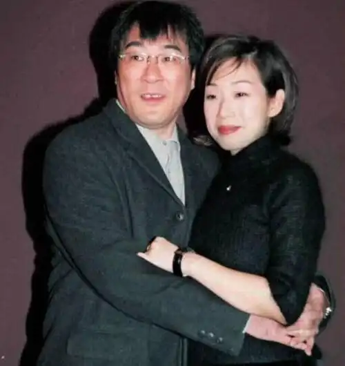 李宗盛与小27岁娇妻逛古董店李宗盛三段婚姻唯有她最刻骨铭心