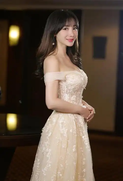 柳岩的这一身礼服属于修身型礼裙,能够很好地勾勒出女性的好身材,上