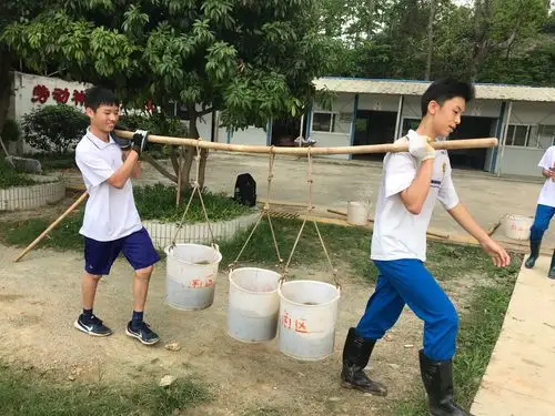 今天的任务是挑粪,这俩娃挑三桶,扁担有点受不了吧?