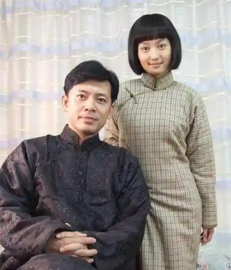 何政军每次去外面拍戏都会在冰箱上给她贴好每天要做的事情,"老婆须知