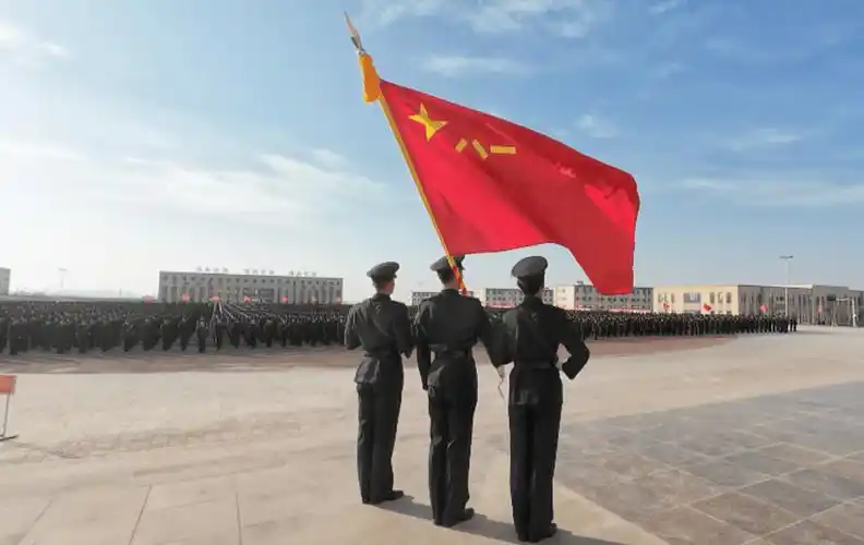 ""我是中国人民解放军军人紧握右拳,庄严宣誓新战友们军姿挺拔