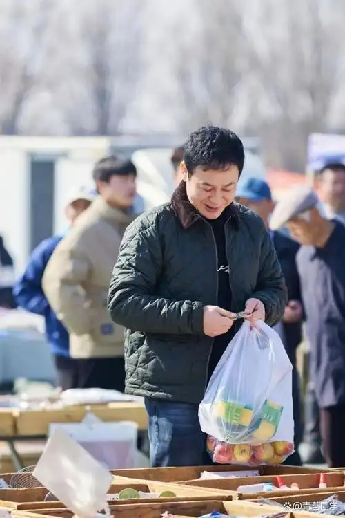 大家刚到医院,拔下了氧气管,人就没有气了,但是马婶按了三次,大叔都合