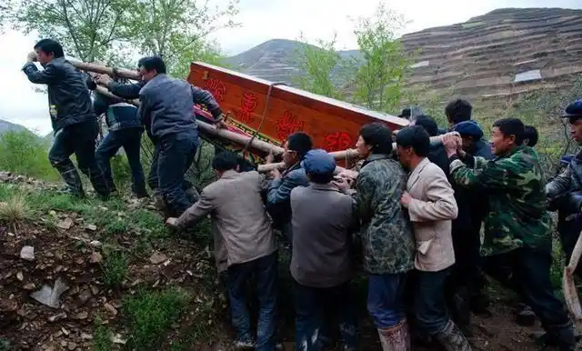 抬棺材为什么会感觉抬的棺材越来越重为什么棺材一路不能落地