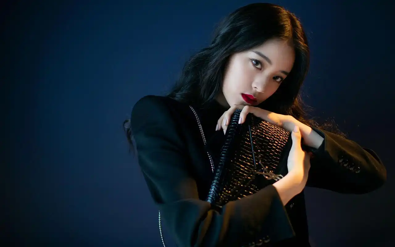 欧阳娜娜甜酷黑色系高清桌面壁纸