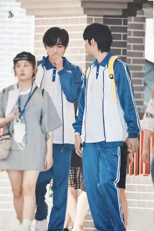 宋亚轩刘耀文穿校服录制萌探探探案两位校草一同框就变成偶像剧