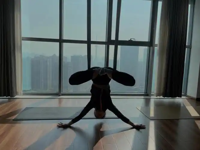 空中瑜伽轻松倒立