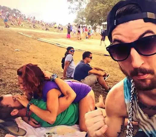 公共场所那些情侣们公共场合情侣亲密瞬间画面