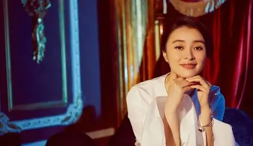 陈建斌前女友顶着扫把刘海出境穿搭尽显好身材气质十足