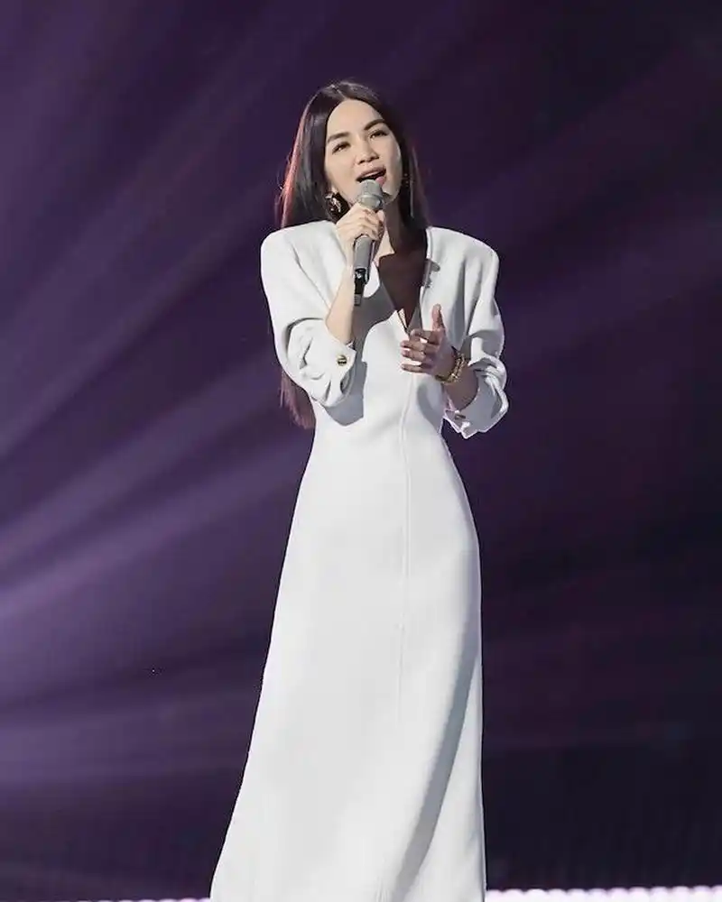 台湾歌手陈嘉桦(ella)近来因参加《乘风2023》(又简称《浪姐4》)远热