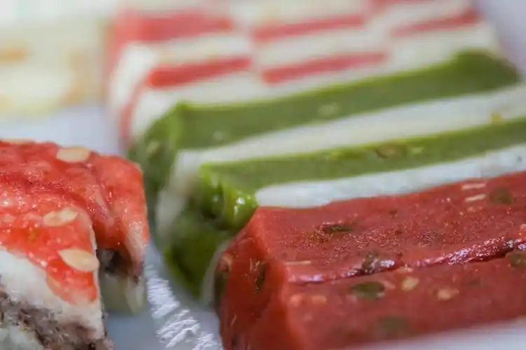 红红绿绿的猪油年糕.  苏州发布 图