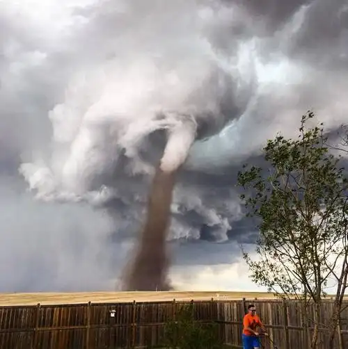直击全球龙卷风来袭震撼场面 仿佛末日降临
