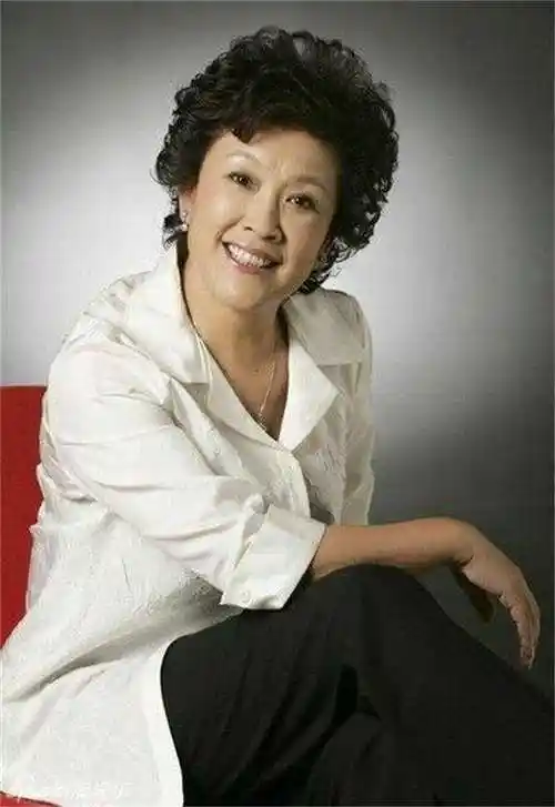 从影39年是国家一级演员,因拍戏流产,现61岁才做母亲