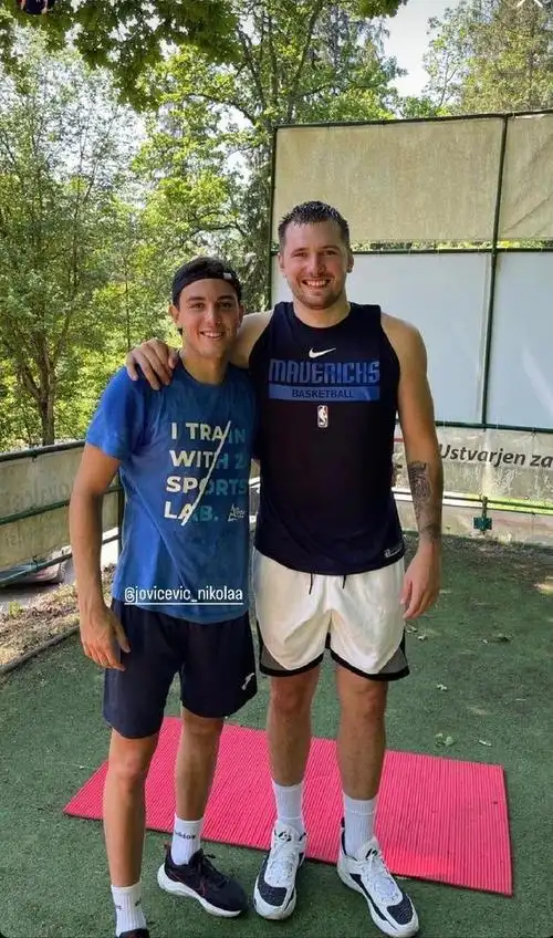 东契奇打了4分钟后基德早早鸣金收兵,欧文与东契奇都拿下了25 的数据