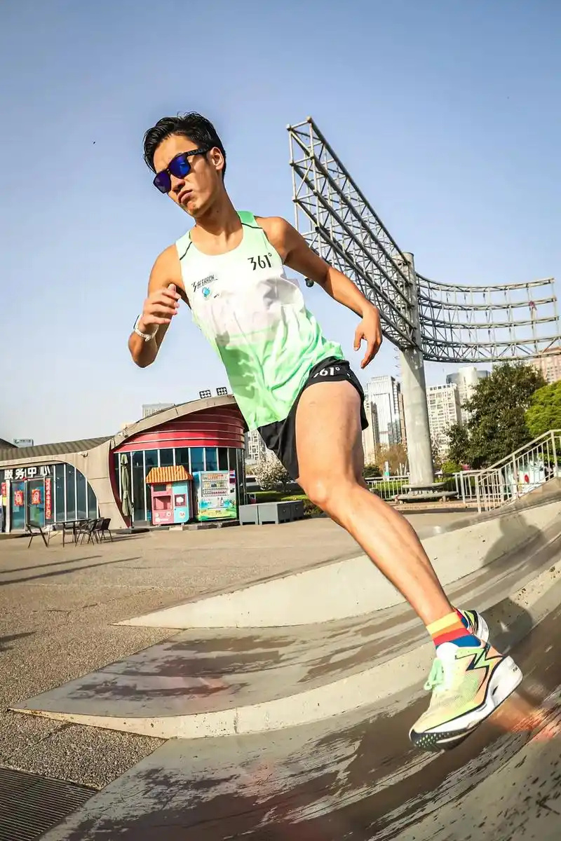 跑者大头 是@纸巾老撕跑跑步 背后的男人