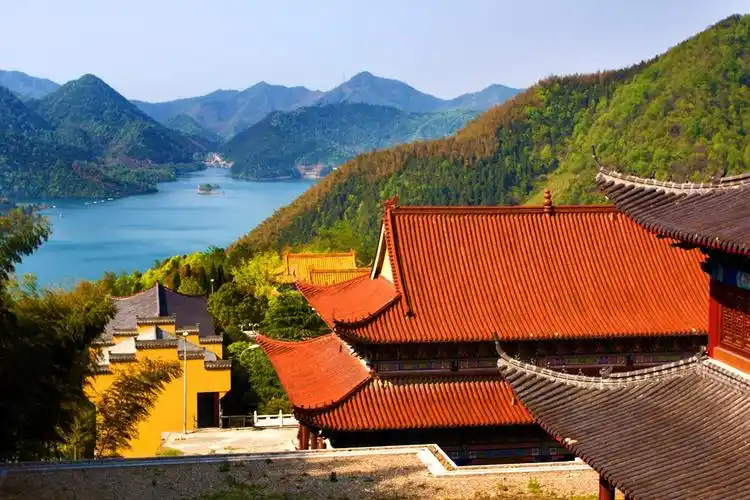 一页 作品名称: 古刹山水间  作品描述: 拍摄于宁国市青龙湾慧云禅寺